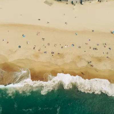 Maîtres-nageurs sauveteurs assurant la surveillance des plages de Hossegor depuis leur poste de secours, garants de la sécurité des baigneurs.